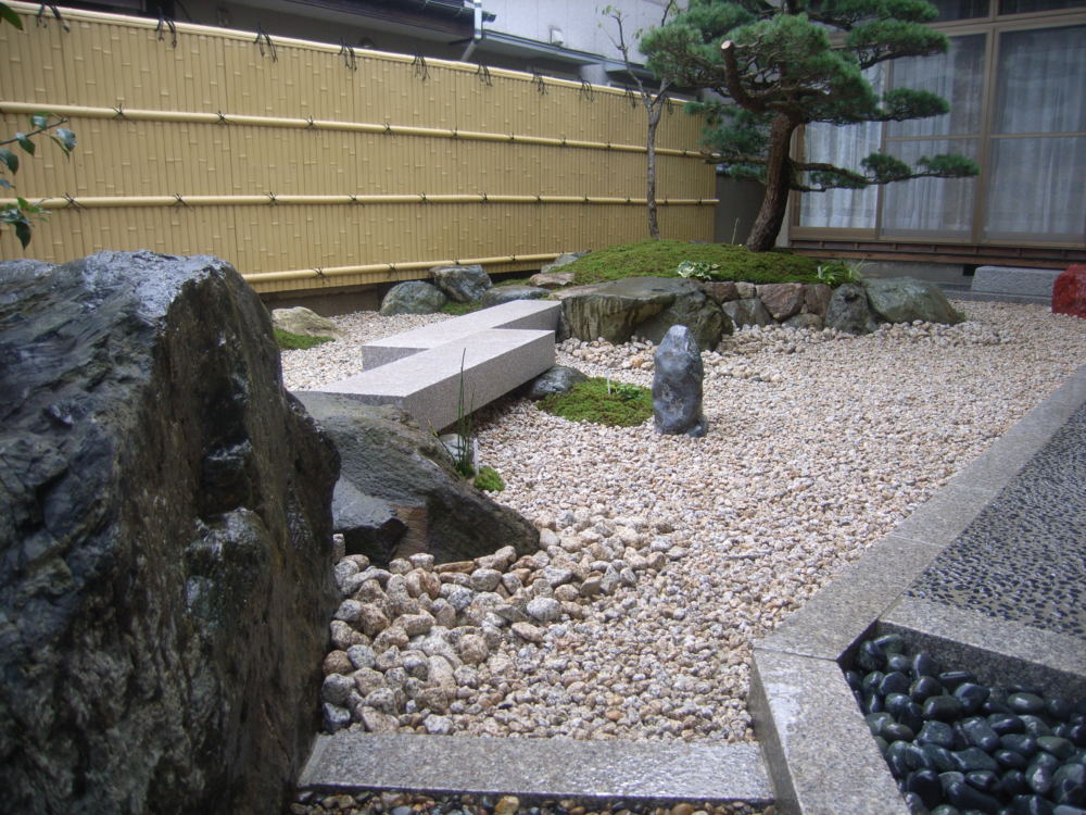 枯山水庭園　「石の花の咲く庭」