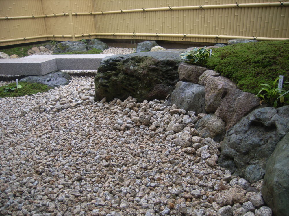 既存の五葉松の土留に自然石でくずれ石積みを施しました。