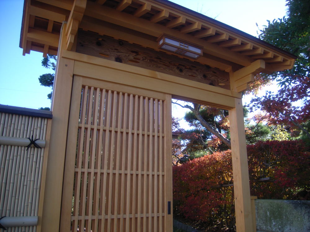 数寄屋門。屋久杉の欄間がこの門を引きたてています。屋根は銅版一文字葺きで仕上げました。