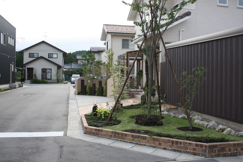 暗渠排水など樹木の生育環境を考慮した植栽を行うことで生き生きとしたお庭が出来上がりました。砂利の下に暗渠排水が施してあります。樹木がいつまでも元気でいるためには計画的な排水が必要です。