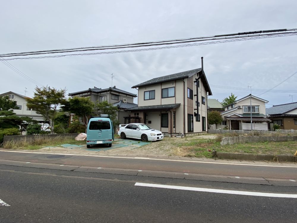 交通量のある道路に面した敷地は奥にカーブしながら広くなっており、緩やかな傾斜もついていました。土のままだったので車の切り替えしもしにくく、雨天時の泥ハネ、雑草にお困りでした。