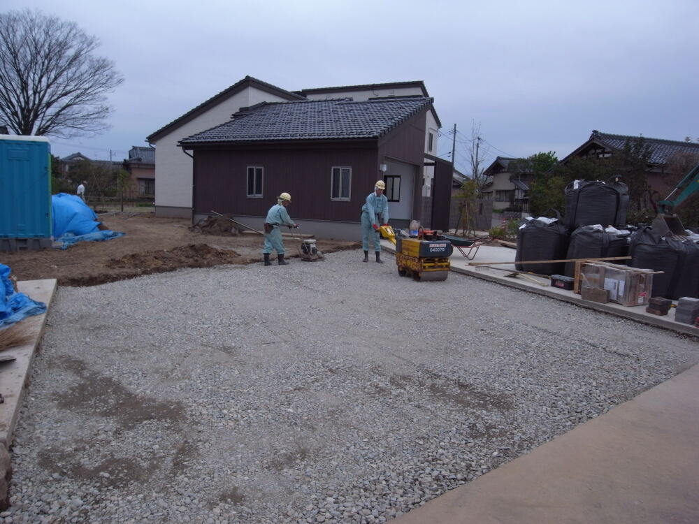 芝生の駐車場 新潟市w様邸の駐車場の緑化 新築外構工事 ガーデンスタジオ雅楽庭 新光園 新潟の庭 ガーデニング 外構 エクステリアデザイン工事