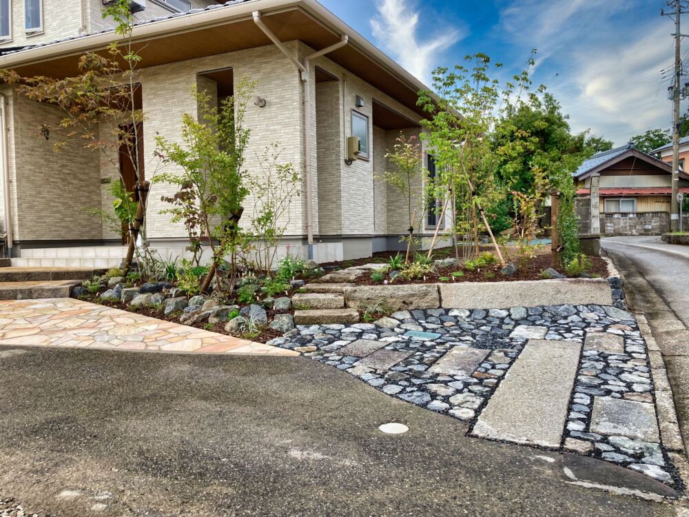 既存の庭石を使って外周りをリフォーム 阿賀野市外構植栽リフォーム 