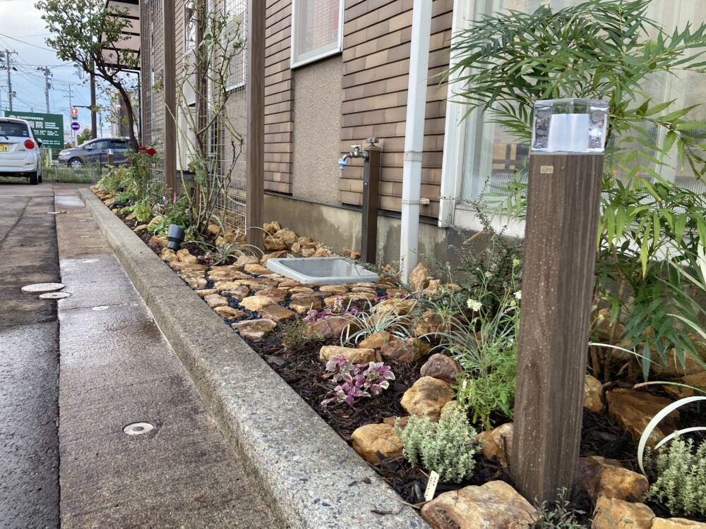 病院の花壇植栽。心潤うやさしいエントランス　新潟市　やまざき歯科医院様