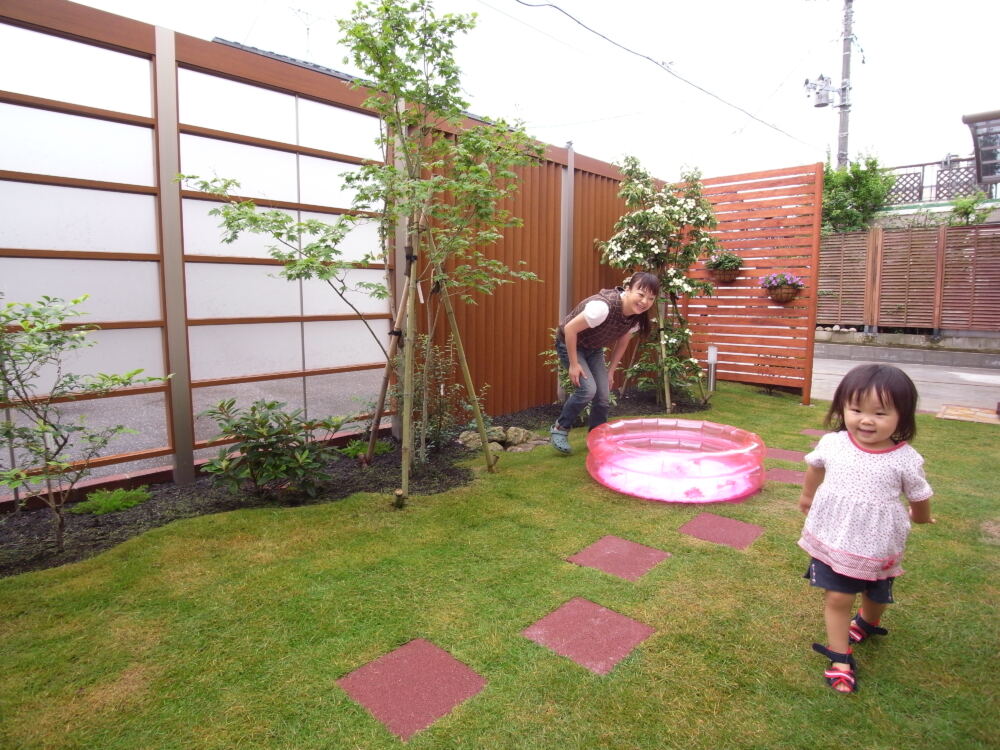 庭で遊ぶ