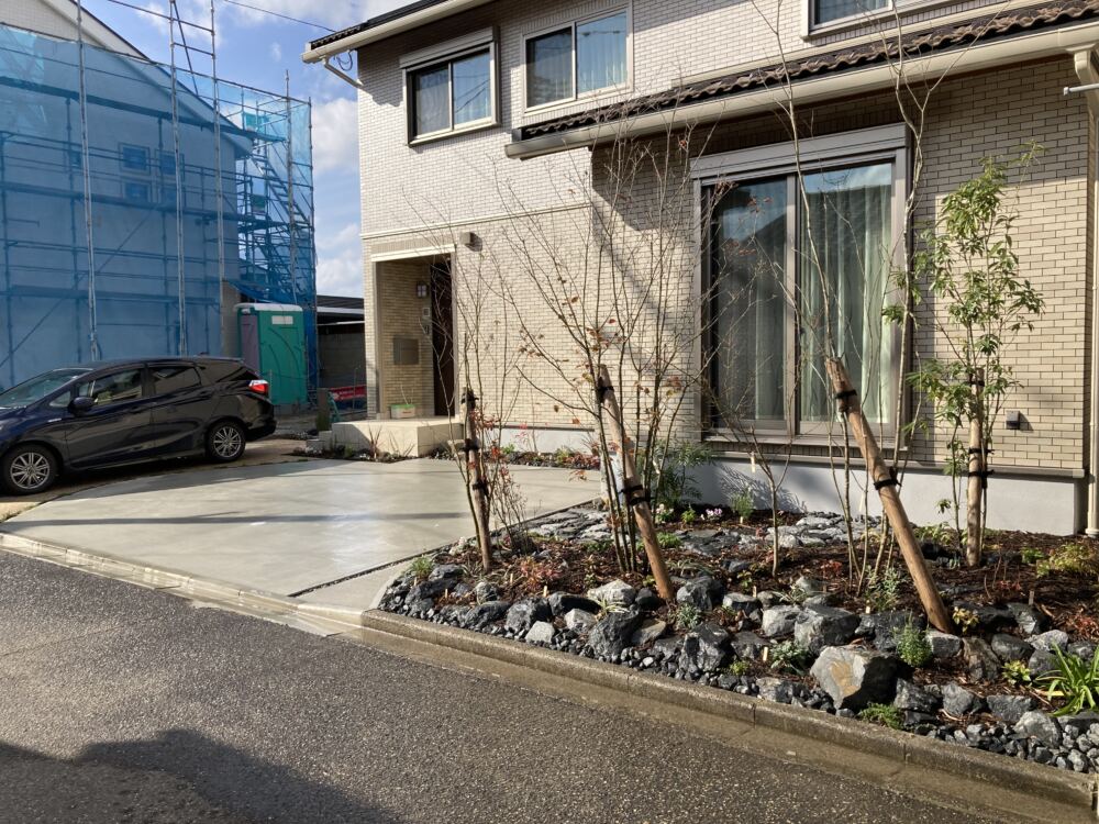 予備駐車場を活かしたアプローチと野趣あふれるロックガーデン　新潟市Ｍ様邸
