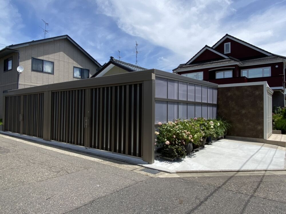 風格あるゲートでプライベート空間完成。動線のよい玄関周り。新潟市K様邸