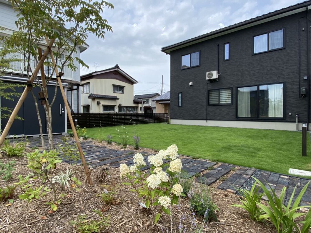 お子様がのびのび遊べる芝生のお庭　三条市M様邸