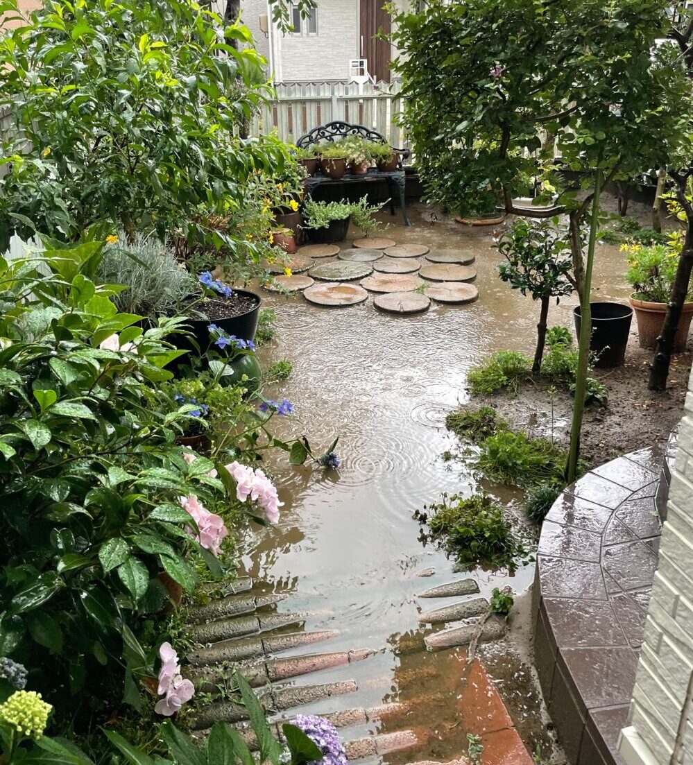 水はけが悪く、雨が降ると大きな水溜まりが出来てしまいました。