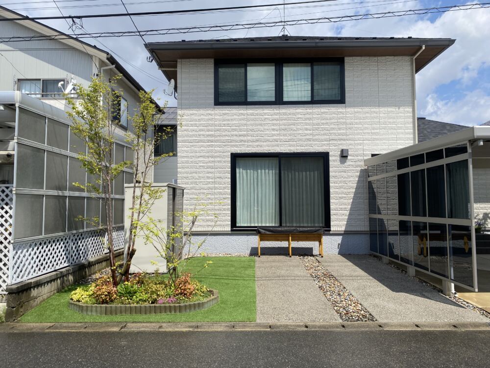 駐車場の奥の建物際にレイズドベッドの家庭菜園「ベジトラグ」を設置しました。
レイズドベッドとは立ち上げ花壇やベンチ栽培などと呼ばれ、腰をあまりかがめなくてもよいので作業が楽だったり、排水や風通しがよくなり植物の育ちが良くなるなどのメリットがあります。高さのあるベジトラグを駐車場奥に設置し野菜やお花を植栽することでお庭全体に奥行きと高さが生まれ立体的になります。
