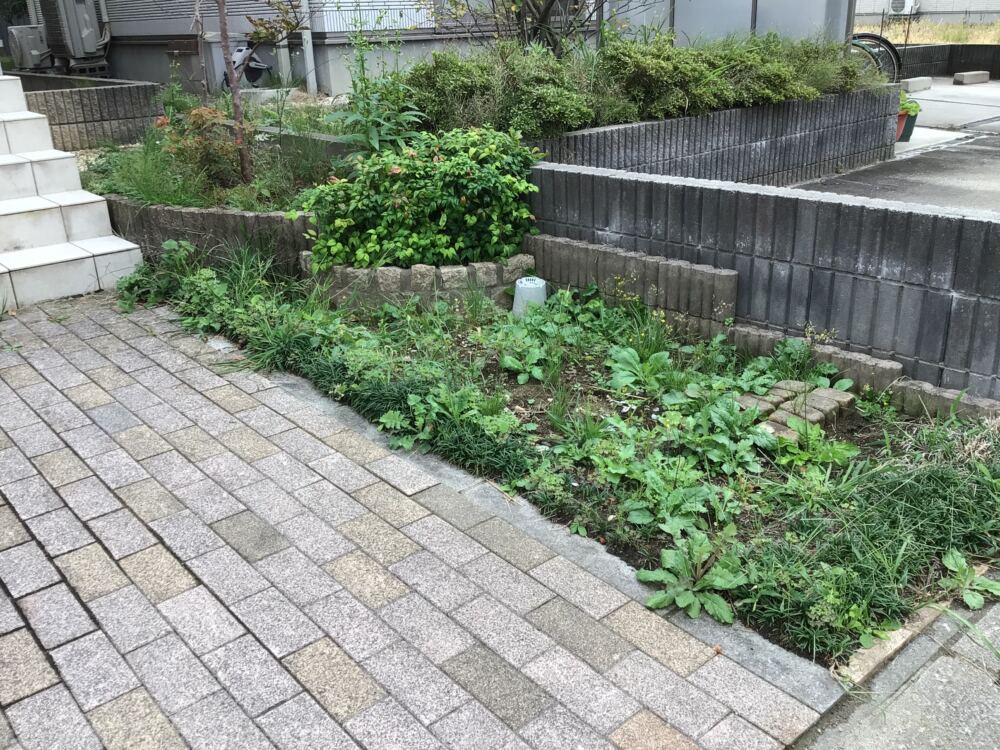 既存の花壇を撤去し暗渠排水工事を行いました。