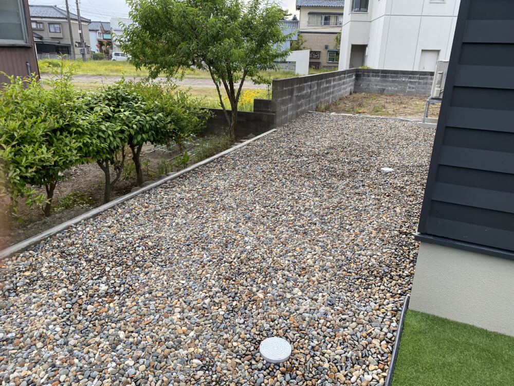 建物脇の雑草対策。
防草シートを布設後、川砂利を敷込みました。
