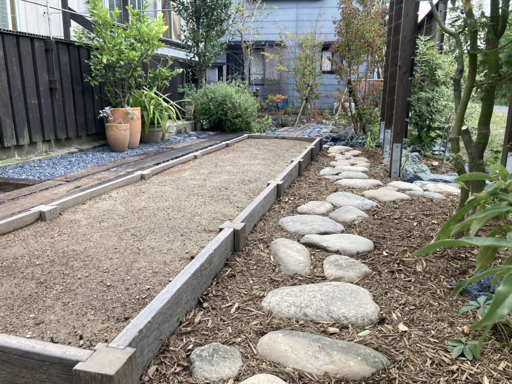 枕木風の擬木、レイルスリーパーペイブライト＆プロップで作った家庭菜園。
家庭菜園に添った飛石は元々お庭にあったものを再利用しました。
飛石は裏に抜ける小径となっています。