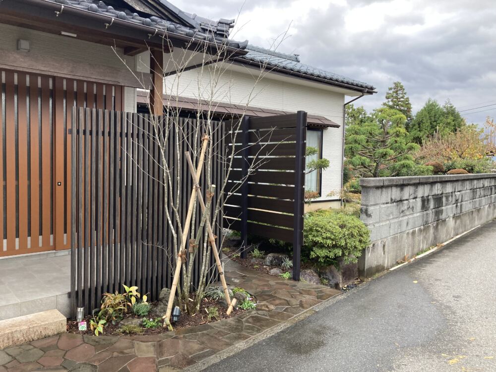 風の吹き込む和庭側にフェンスを設置、風当たりや雨の吹込みが少なくなりました。
玄関前の千本格子やフェンスの足元の草花の手入や入替も行いました。
