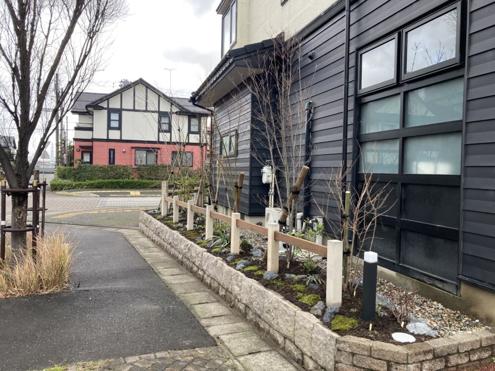 雨落ち部の泥はねで建物が汚れないように砂利を敷いてあります。