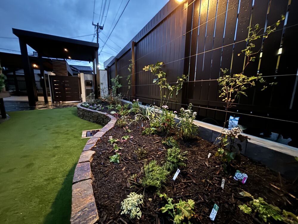 植栽はお手入れのしやすい宿根草を選んでいます。
また、床面もお手入れのしやすい人工芝を採用いただきました。