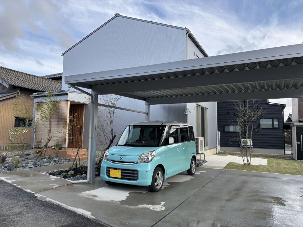 「まち」から見える、これから、施主様、お客様をお出迎えする、玄関前の大切なスペースと、「家族」でゆっくり時間を過ごせる、芝生のお庭。

お庭の時間が素敵な時間となりますように。
