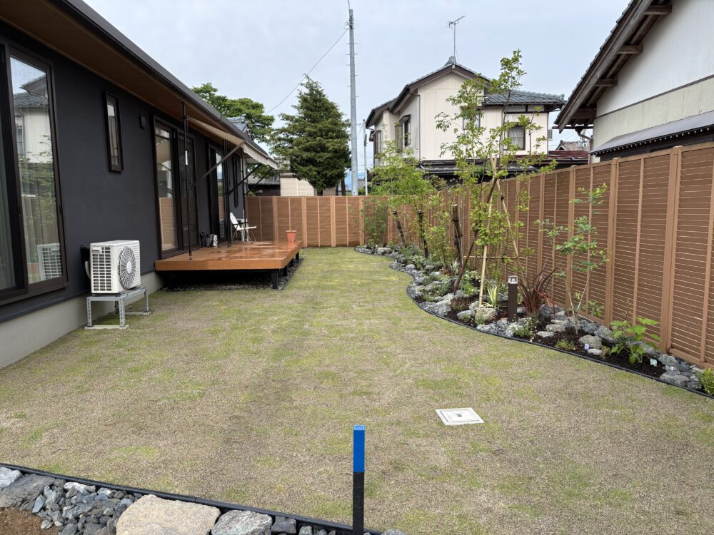 フェンスを背景にアオハダやアカシデ、コハウチワカエデなどの雑木を、リビング等の室内からも感じることができます。