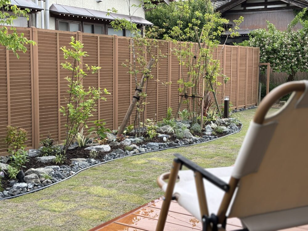 芝生の成長・雑木・宿根草の変化を時間を忘れて楽しむことができる特等席です。