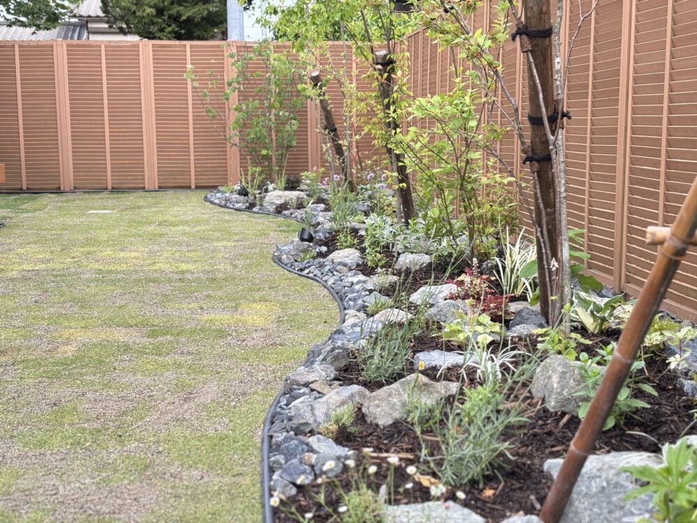 雑木の根本には、栗石と宿根草で彩りを加えます。
四季を通して、芽吹きや、色とりどりのお花を感じることができます。