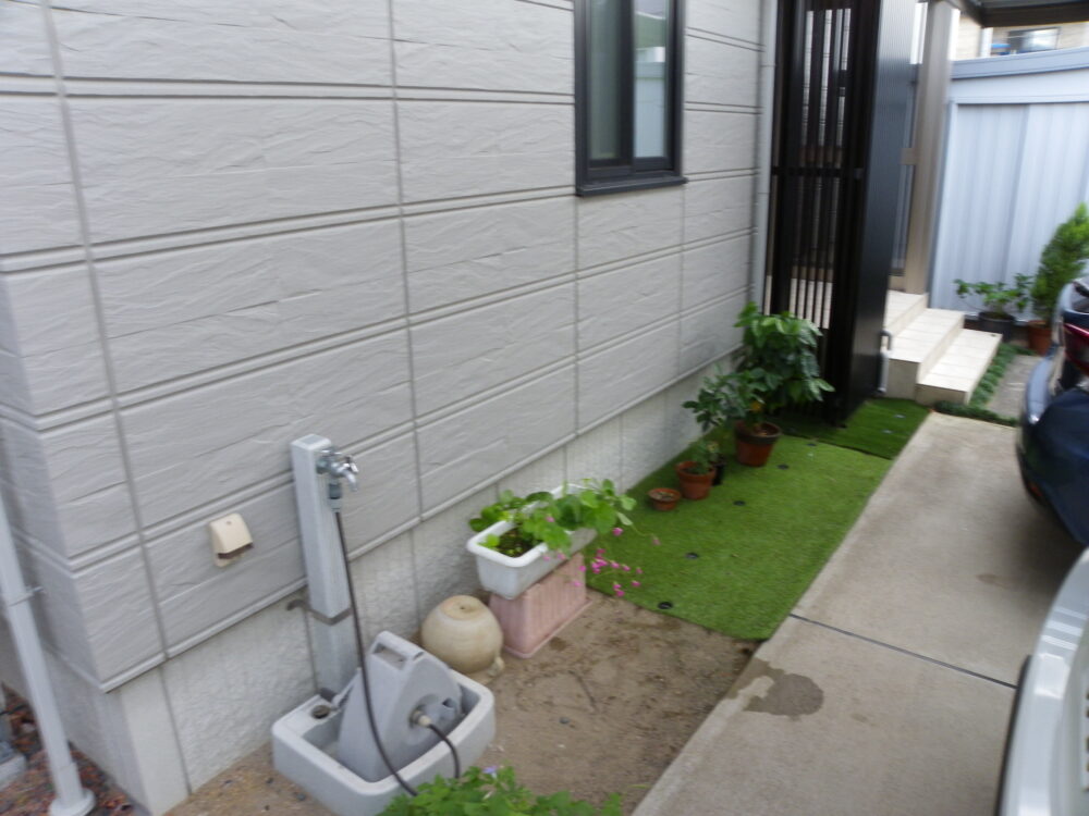 水栓パン周りが土だったので泥ハネの原因に。またホースリールを使用する度に泥がついてしまいました。