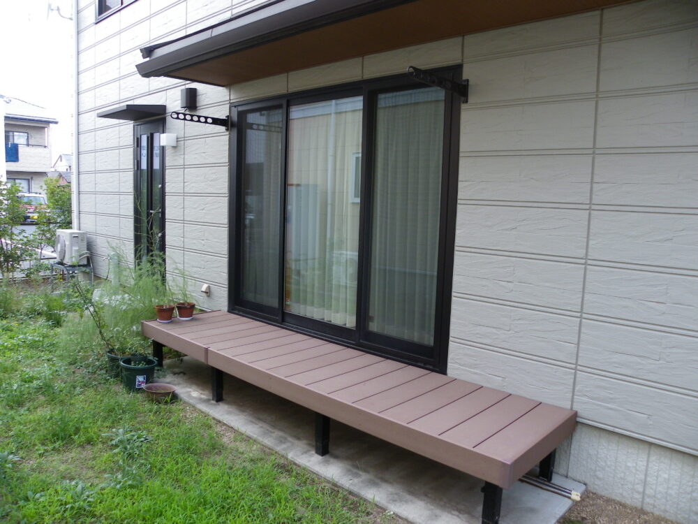 掃き出し窓から続く既存のデッキスペース。