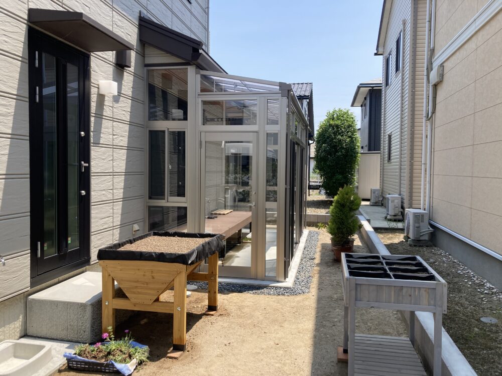 テラス囲いで草取りのスペースも減りました。雨がテラス屋根から地面に落ちても、暗渠排水で水たまりが出来ません。脚付きプランター「ベジトラグ」でキッチンから直結の家庭菜園も楽しめます。