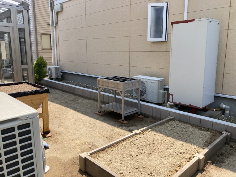 腐る心配のない、枕木風コンクリートの花壇。
花や野菜を育てるガーデンライフが想像できます。
テラスのネコちゃんの様子を眺めながら、ガーデニング。とっても楽しそうです。