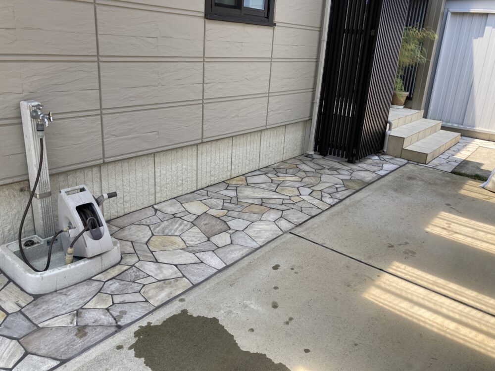 水栓パン周りから石張りにしたことで汚れもつきにくく、石の天然素材の美しさが既存の縦格子を引き立て、高級感を感じさせます。