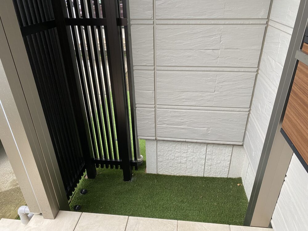 玄関ポーチ脇のスペース。多目的に道具の一時保管場所になっていました。