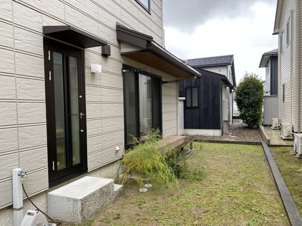 雑草取りがストレスだったお庭。せっかくのスペースも活用できていませんでした。