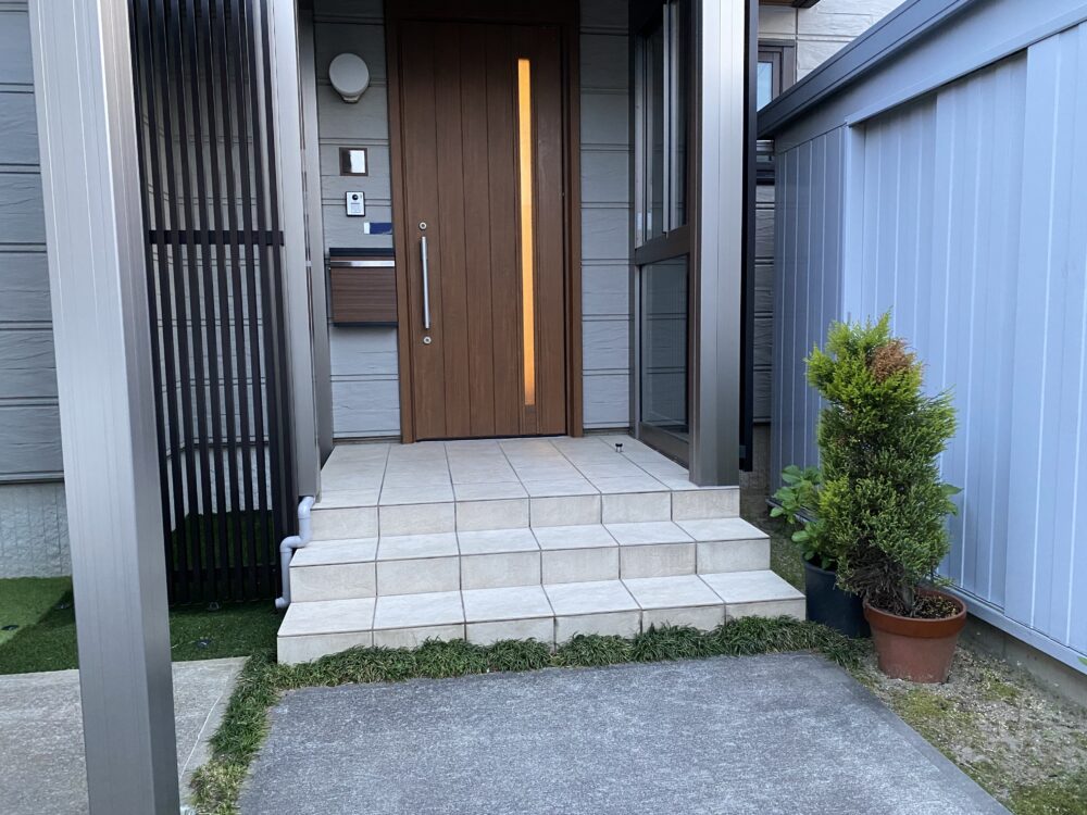 玄関ポーチ周りがまとまりが無くストレスを感じていらっしゃいました。また、ガレージの出入り時に土が付きやすく、汚れやすくなっていました。