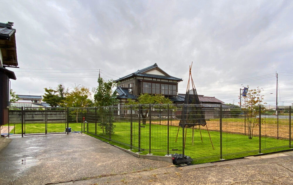 ドッグランはメッシュフェンスで囲ってあるので安心です。