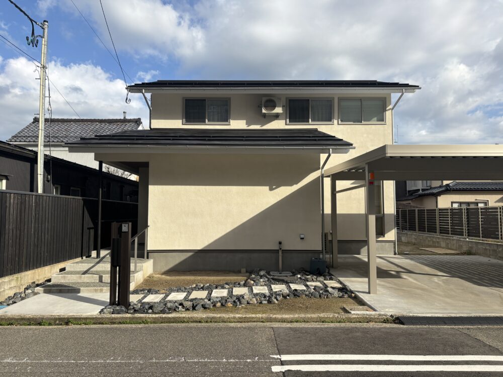 新築時に一次外構でファサード部分の門柱とアプローチまで終了していた状態。