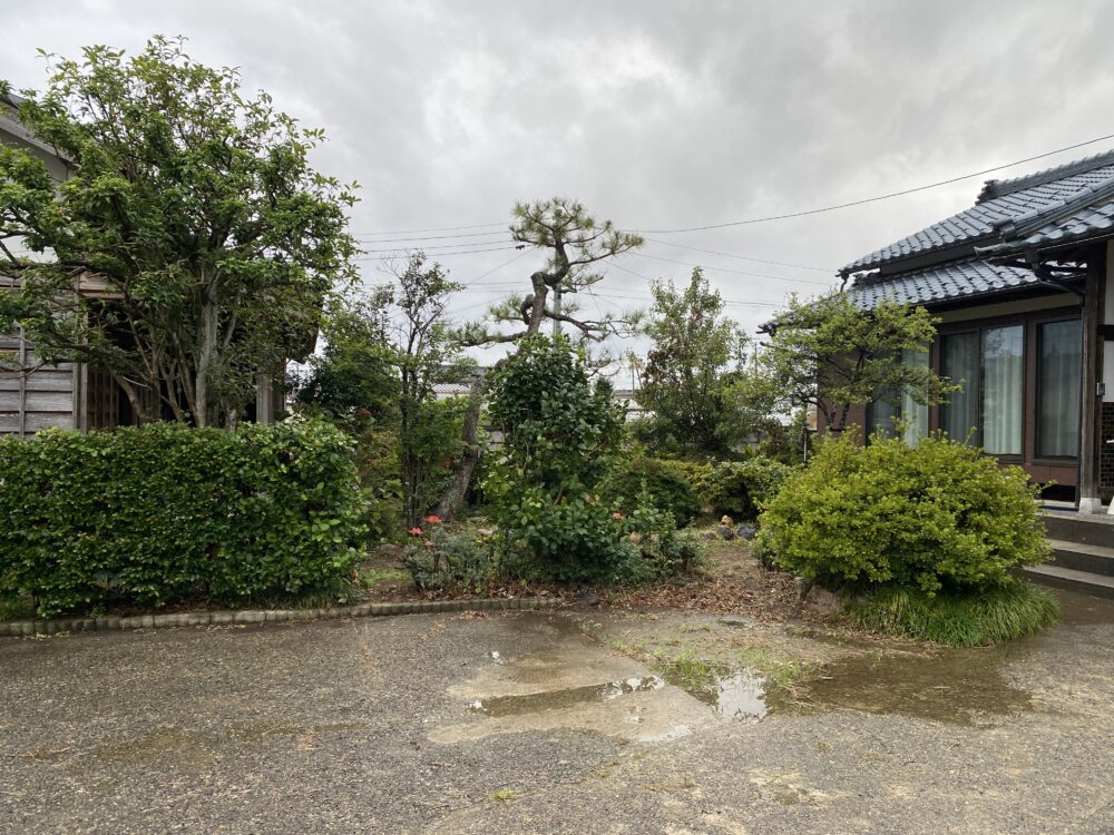 リフォームのポイント①残すべき庭木や石を見極め、無駄なく生かす②導線を整理し、日々の手入れが負担にならない素材選びと配置。③ファサードは重厚感のある和モダンのデザインと機能性を両立④家族とペットの時間を豊かにする安全で手入れがしやすい庭。