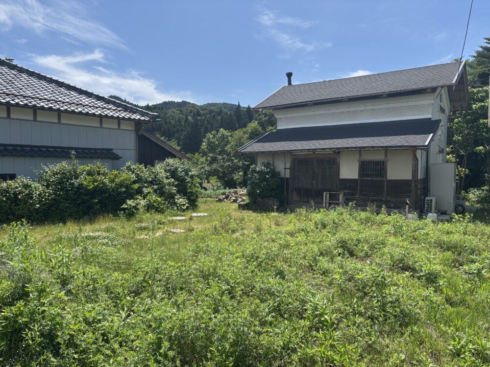 すぐに雑草で覆われてしまう庭スペース。
自然豊かな里山の景色に馴染むお庭が欲しかったそうです。