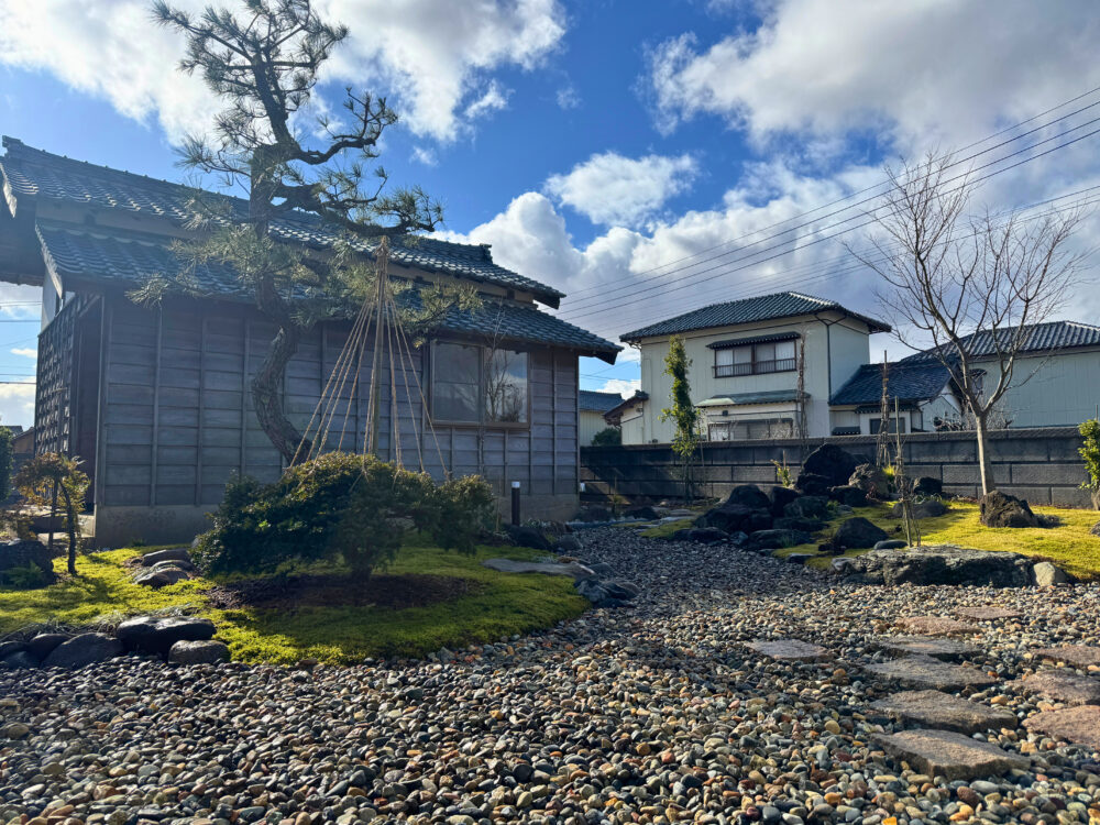 奥には既存の庭石や景石で、滝口をイメージした動きのある風景に。
海の部分の砂利の下には防草シートが布設してあります。