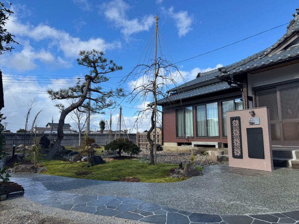 和モダンの佇まいと家族の庭をリノベーション