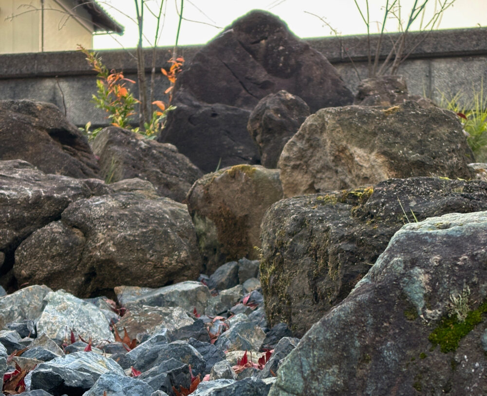 既存の庭石と景石で組んだ、ダイナミックな枯れの滝口。