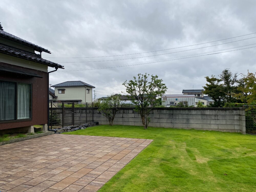 裏庭のインターロッキングブロックのテラスと芝生のドッグラン。
芝生のドッグランは安全性と手入れのしやすさを両立し、家族とペットの時間を豊かにします。
テラスにテーブルとイスを置いて、走り回るわんちゃん達を眺める楽しい家族の時間が想像できます。