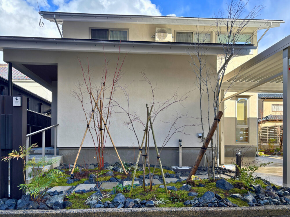 ファサードには植栽と照明を配しました。アプローチ沿いにはアオダモ、コハウチワカエデ、ツリバナなどを植え、春の花、夏の緑、秋の紅葉といった季節の変化が楽しめます。足元は苔でやわらかく覆い、歩くたびに目に入る緑が日常の喧騒を忘れさせ、夜は照明が樹姿をやさしく浮かび上がらせて静かな景色をつくります。