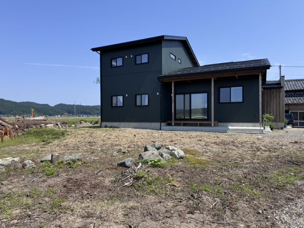 施工前の様子。ご実家の建て替えに伴い屋敷林を伐採し、広い敷地がそのままになっていました。
リビングからの景色を整えるため、お庭づくりがスタートします。