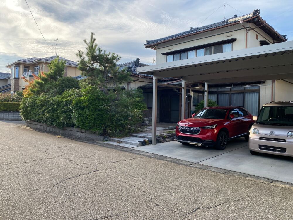 敷地を囲むように長く伸びた、緑豊かな生垣。
周囲からの目隠しとして活躍していましたが、定期的な剪定作業や、広範囲に散らばる落ち葉の掃除がK様にとって大きな負担となっていました。
冬場は雪の重みによる枝折れなどの心配もあり、お庭の維持管理の難しさを感じる状態でした。