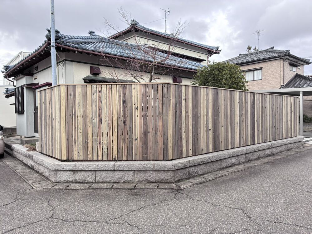 管理が大変だった生垣を取り払い、新しく縦張りの板塀を施工しました。
道路からの気になる視線はしっかりと遮りつつ、お住まいの立派な和風建築の佇まいを引き立てる和モダンな仕上がりです。
これからは毎年の面倒な剪定や、季節ごとの落ち葉拾いに悩まされる心配もありません。