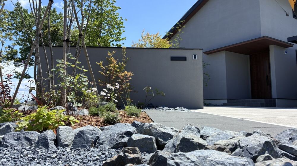 外構リフォームで叶えたデザインと機能性の共存。門壁からの美しい動線と広大な敷地の雑草対策