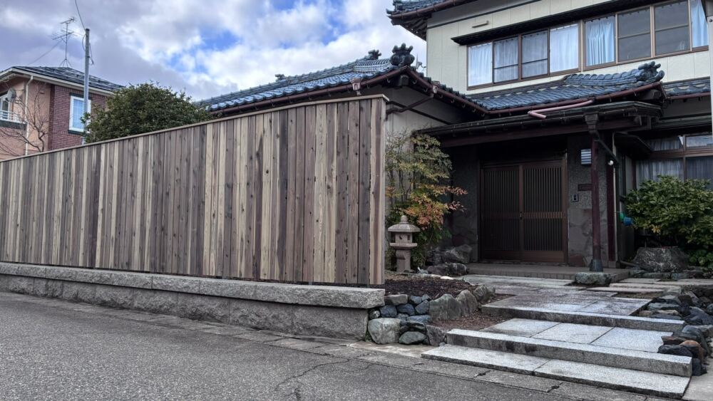 生垣から「板塀」へ。落ち葉や剪定の手間をなくす、ローメンテナンスで美しい目隠しフェンス工事