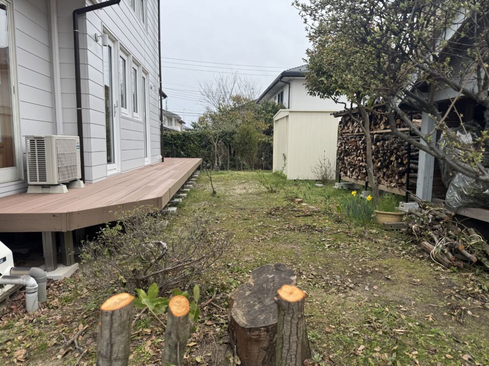 以前は土が剥き出しのままになっており、雨が降るとぬかるんで足元が汚れてしまう状態でした。
また、広い敷地ゆえに放っておくとすぐに雑草が生い茂ってしまうため、見た目の美しさを保ちながら、
とにかく「歩きやすく、手入れのいらない足元」にすることが課題でした。