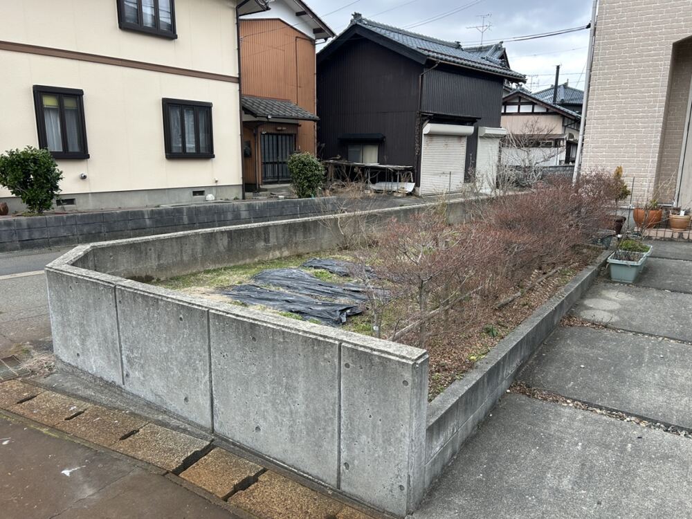 以前は土留めのブロックに囲まれた中に低木や雑草が茂っており、
これからの暮らしを考えると、段差のあるエリアに入って維持管理やお手入れを続けていくのが少し大変な状態になっていました。