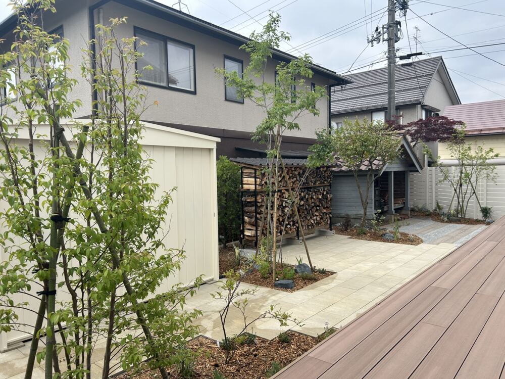実用性と高いデザイン性を兼ね備えた薪小屋を新しく製作しました。
お庭全体のシックな雰囲気に美しく調和する。
ぎっしりと美しく積み上がった薪そのものがお庭の素晴らしいアクセント(背景)となり、リビングからの景色に
「暮らしの温かみ」と「豊かな情緒」をプラスしてくれます。