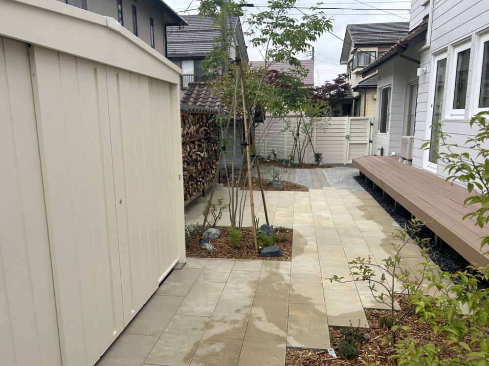 中古リノベの暮らしを豊かに。リビングから眺める薪小屋とフェンス、ローメンテナンスなお庭